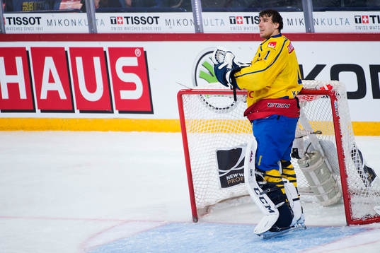 Sveriges målvakt Henrik Karlsson deppar