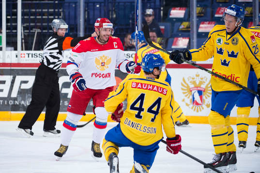 Rysslands Ilya Kovalchuk jublar medans Sveriges Nicklas