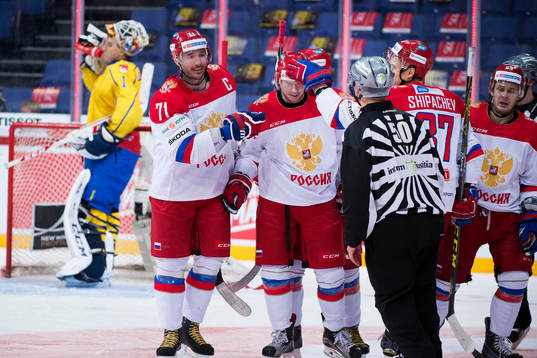 Rysslands Ilya Kovalchuk (tv) gratulerar Sergei Mozyakin