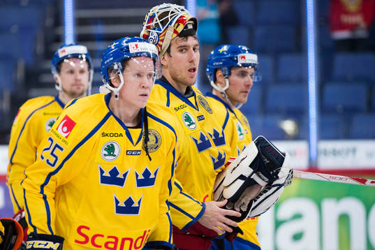 Sveriges Andreas Engqvist och målvakt Henrik Karlsson