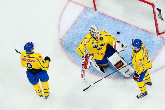 Sveriges målvakt Henrik Karlsson deppar