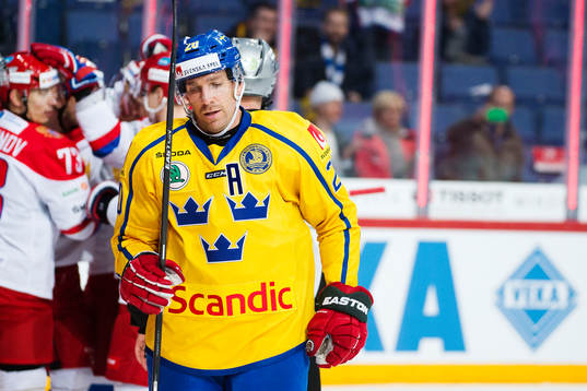 Sveriges Joel Lundqvist deppar framför spelare från