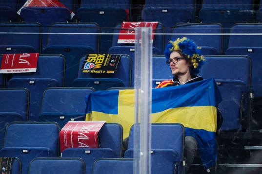 En svensk supporter deppar på läktaren