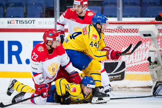 Sveriges Jimmie Ericsson och Nicklas Danielsson trycks ner