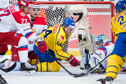 Sveriges Nicklas Danielsson i kamp om pucken mot Rysslands