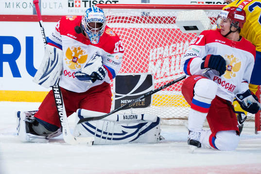 Rysslands målvakt Vasily Koshechkin träffas av en puck