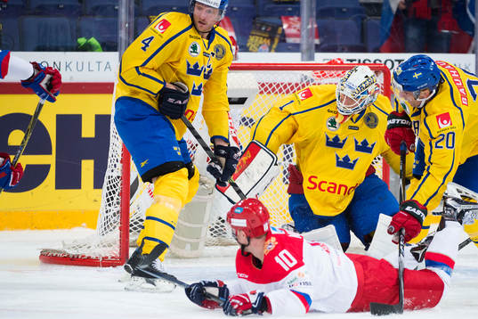 Sveriges Staffan Kronwall, målvakt Henrik Karlsson och