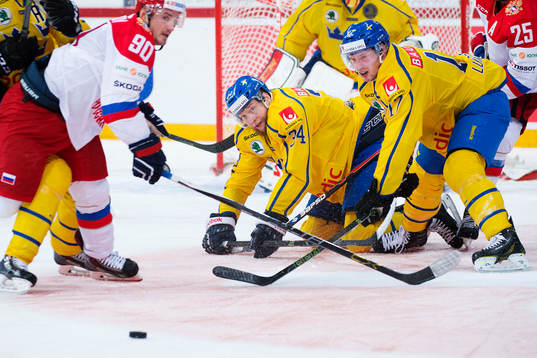 Sveriges Jonas Junland och Martin Lundberg tappar pucken