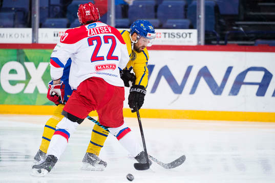 Sveriges Dick Axelsson stoppas av Rysslands Nikita Zaitsev