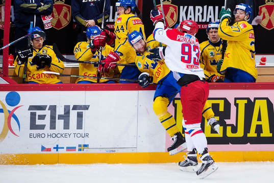 Rysslands Nikolai Propkhorkin med en tackling på Sveriges