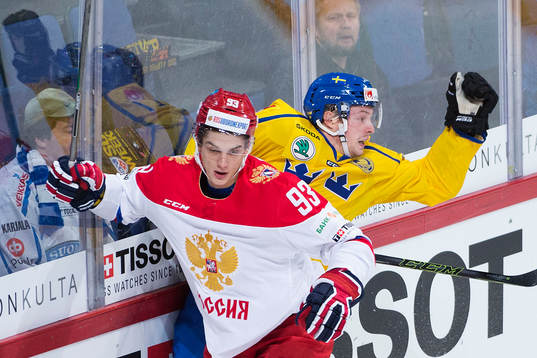 Rysslands Nikolai Propkhorkin tacklar Sveriges Martin