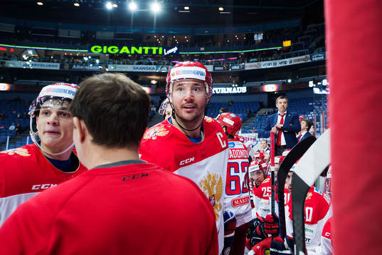 Rysslands Ilya Kovalchuk (th) är irriterad på