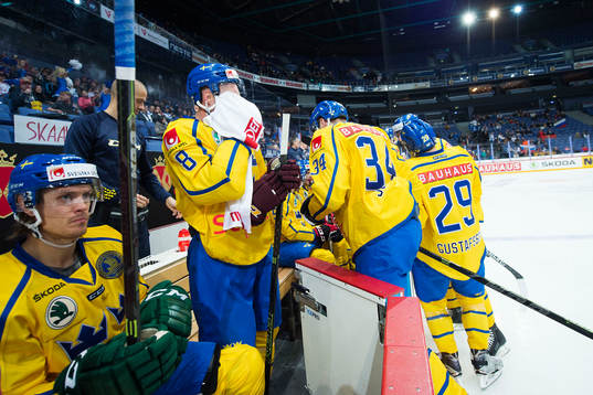 Sveriges Johan Fransson torkar sig med en handduk