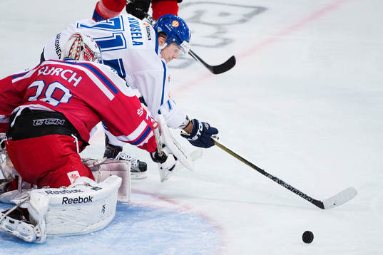 Finlands Kristian Kuusela försöker ta sig förbi