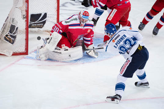 Finlands Harri Pesonen med ett skott mot Tjeckiens målvakt