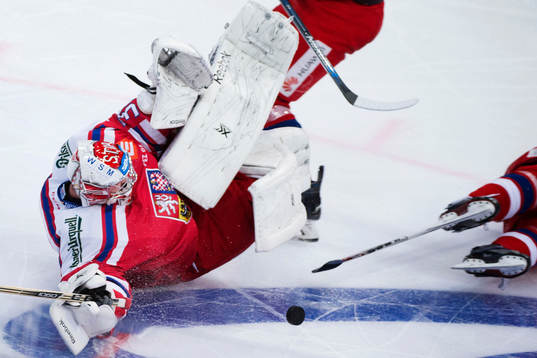 Tjeckiens målvakt Dominik Furch går ut för att täcka en