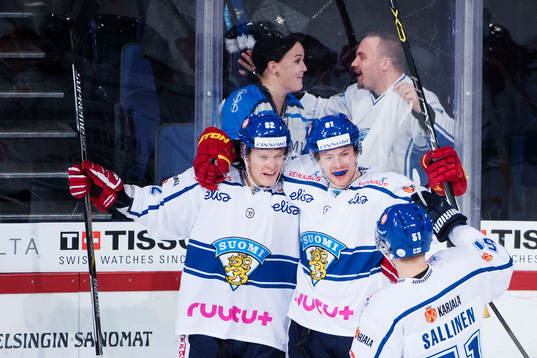 Finlands Tommi Huhtala (m) jublar med Harri Pesonen (tv)