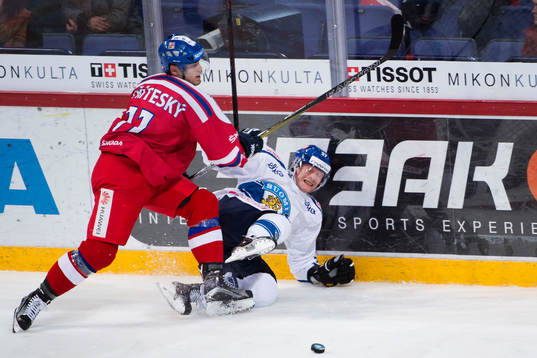 Tjeckiens Matej Stritesky tacklar Finlands Mika Pyörälä