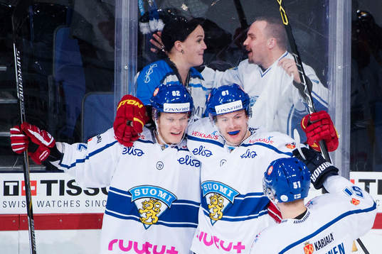 Finlands Tommi Huhtala (m) jublar med Harri Pesonen (tv)