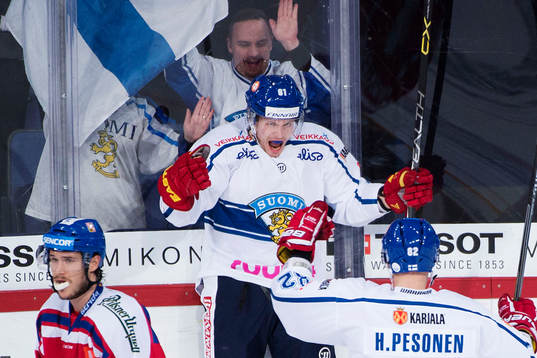 Finlands Tommi Huhtala jublar