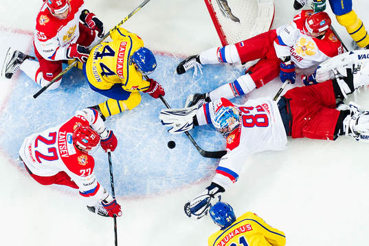 Rysslands målvakt Vasily Koshechkin försöker stoppa