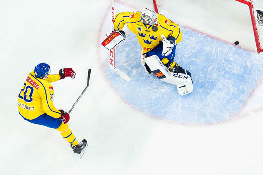 Sveriges målvakt Henrik Karlsson släpper in ett mål