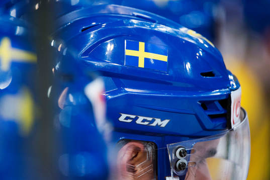 En svensk flagga på en hjälm