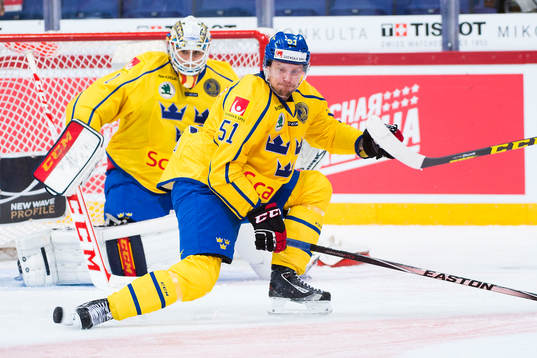 Sveriges Jonas Ahnelöv täcker ett skott