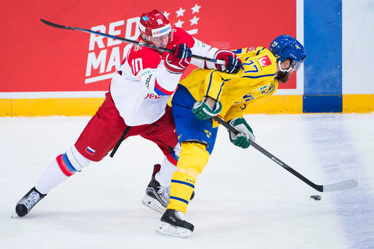 Rysslands Sergei Mozyakin trycker till Sveriges Linus Omark