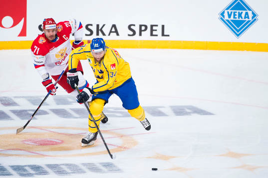 Rysslands Ilya Kovalchuk jagar Sveriges Jonas Junland