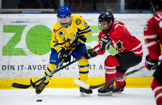 Sveriges Lisa Johansson och Kanadas Blayre Turnbull