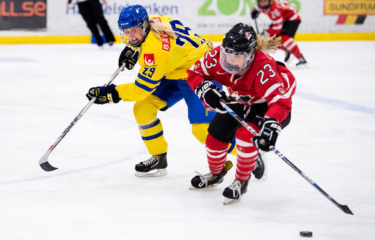 Sveriges Olivia Carlsson jagar Kanadas Sarah Potomak