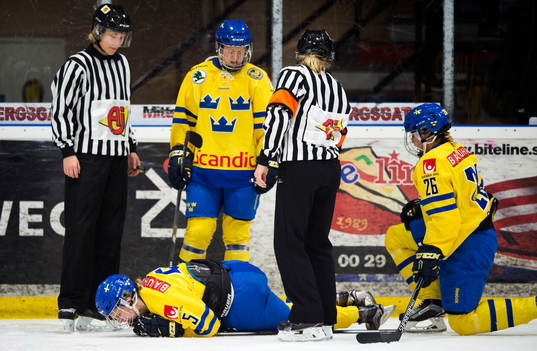 Sveriges Johanna Fällman skadar sig