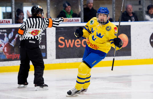 Sveriges Emma Nordin gör mål på straff och jublar