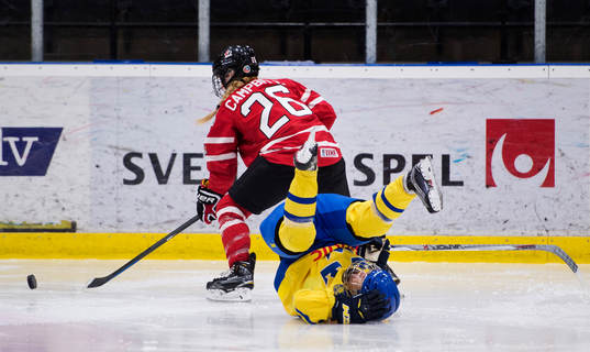 Kanadas Jessica Campbell har tacklat ner Sveriges Emma