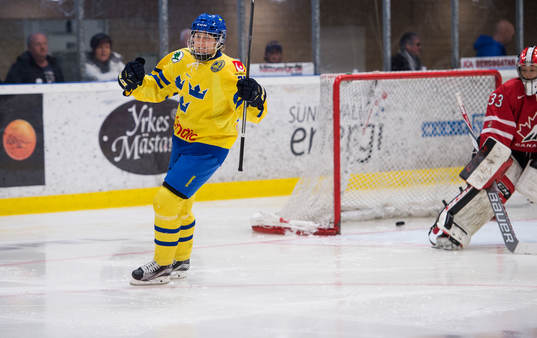 Sveriges Hanna Olsson gör mål på straff och jublar