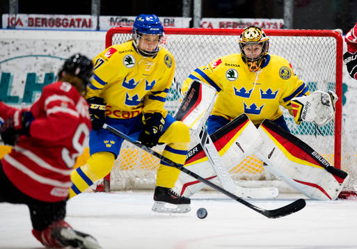 Kanadas Jennifer Wakefield skjuter mot Sveriges målvakt