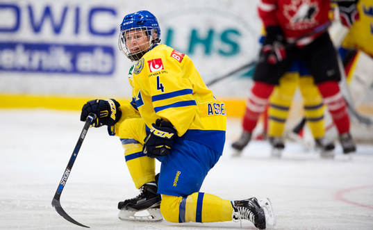 Sveriges Jenni Asserholt täcker skott