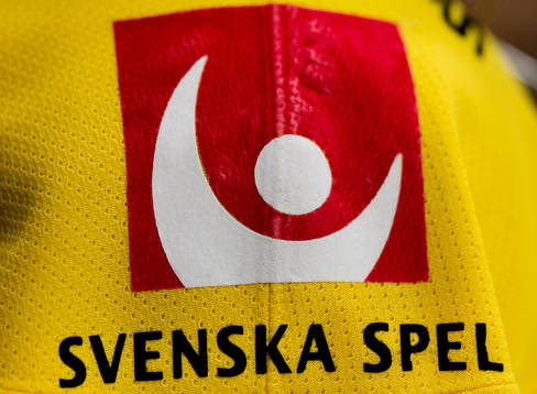 En logga från Svenska spel på en tröja