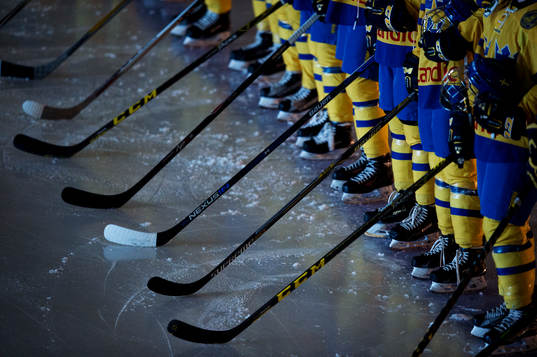 Sveriges klubbor innan ishockeymatchen mellan Sverige och