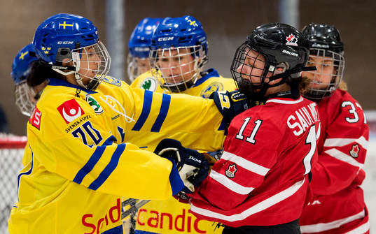 Sveriges Fanny Rask och Kanadas Jillian Saulnier bråkar