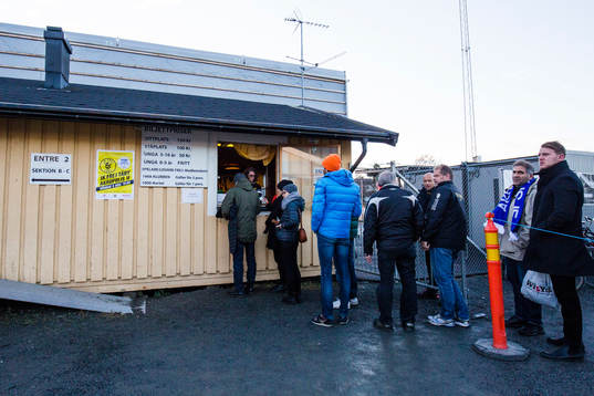 Publiken köar till biljettkassan