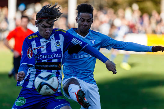 Götene IFs Oscar Stridh och Malmö FFs Tobias Sana i kamp