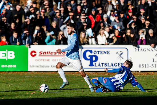 Malmö FFs Erdal Rakip med bollen attackeras av Götene IFs