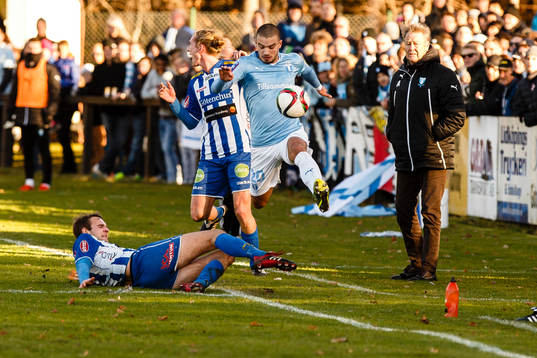 Malmö FFs Vladimir Rodic tar sig förbi Götene IFs Edvin