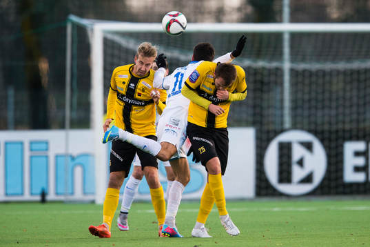 Akropolis Ioannis Sotiroglou (m) i kamp om bollen med Frejs