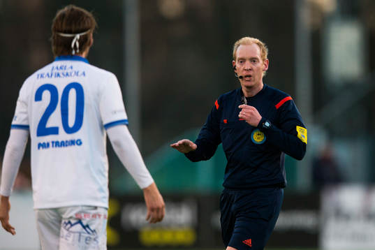 Domare Per Melin talar till Akropolis Felix Pettersson