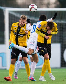 Akropolis Ioannis Sotiroglou (m) i kamp om bollen med Frejs