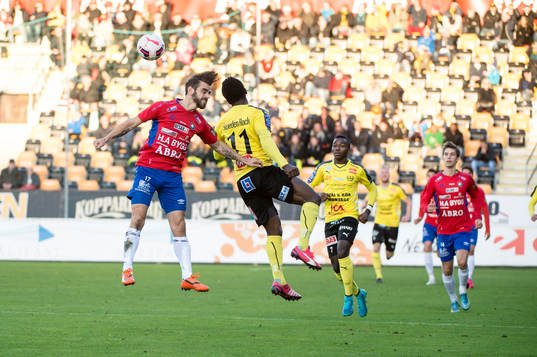 Örgrytes Björn Anklev och Mjällbys Ibrahim Teteh Bangura