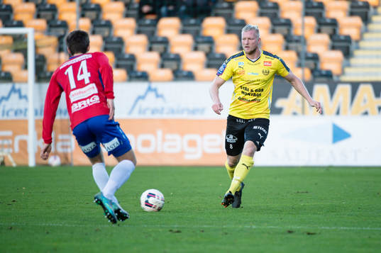 Örgrytes Daniel Paulson försöker att ta sig förbi